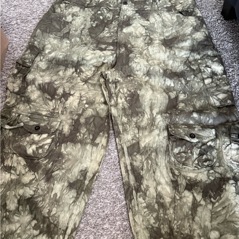 PrettyLittleThing Green Tie-Dye Cargo Pants